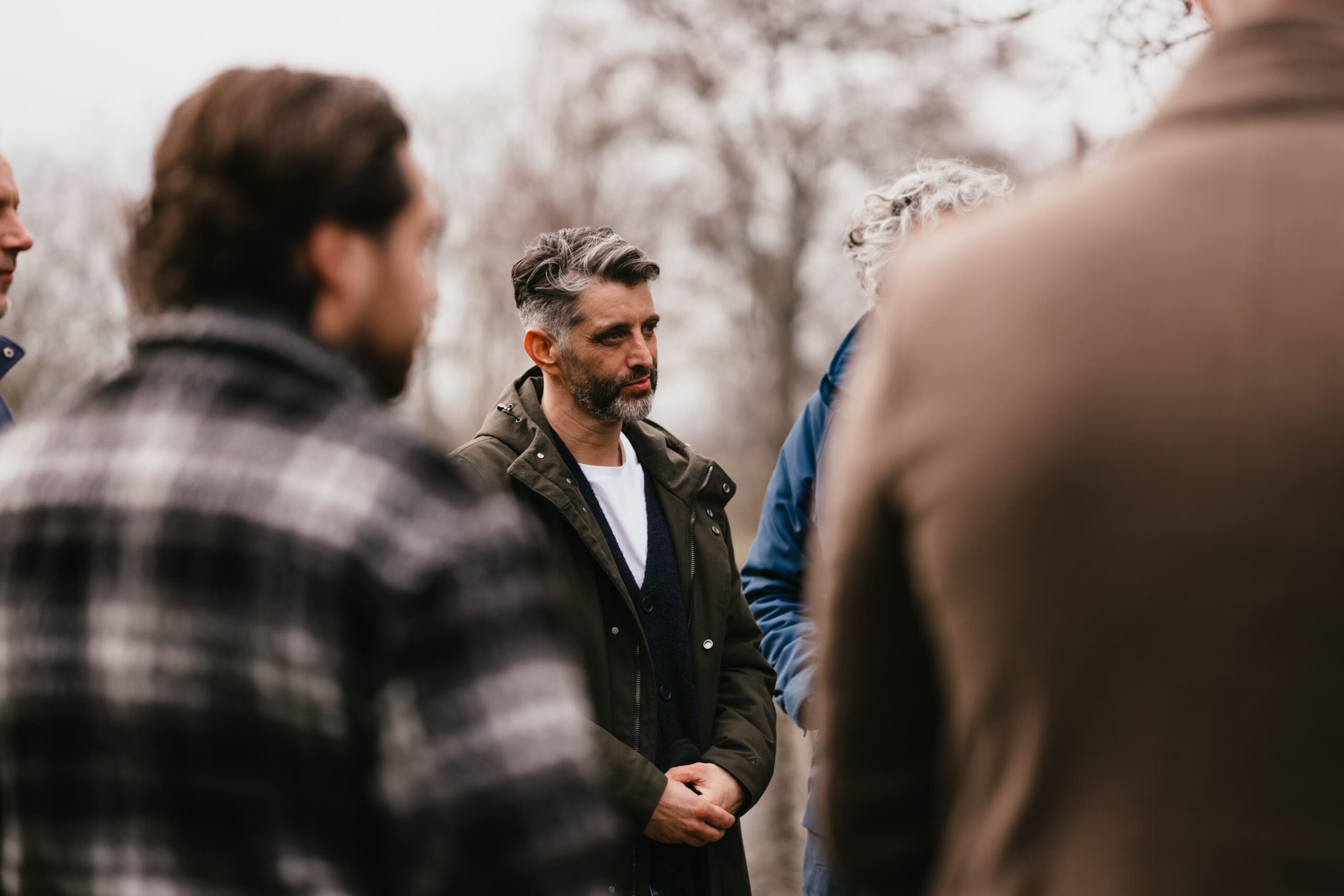 Sharief en De Mannen Cirkel staan in een kring